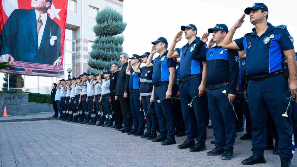 Çalışanlar belediye önünde Atatürk’ü böyle andı