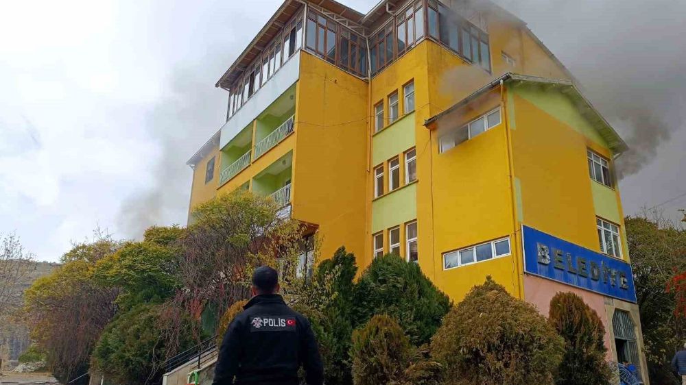 Çemişgezek'te Boş Bina Yangını: Ölü ve Yaralı Yok, Binada Büyük Hasar