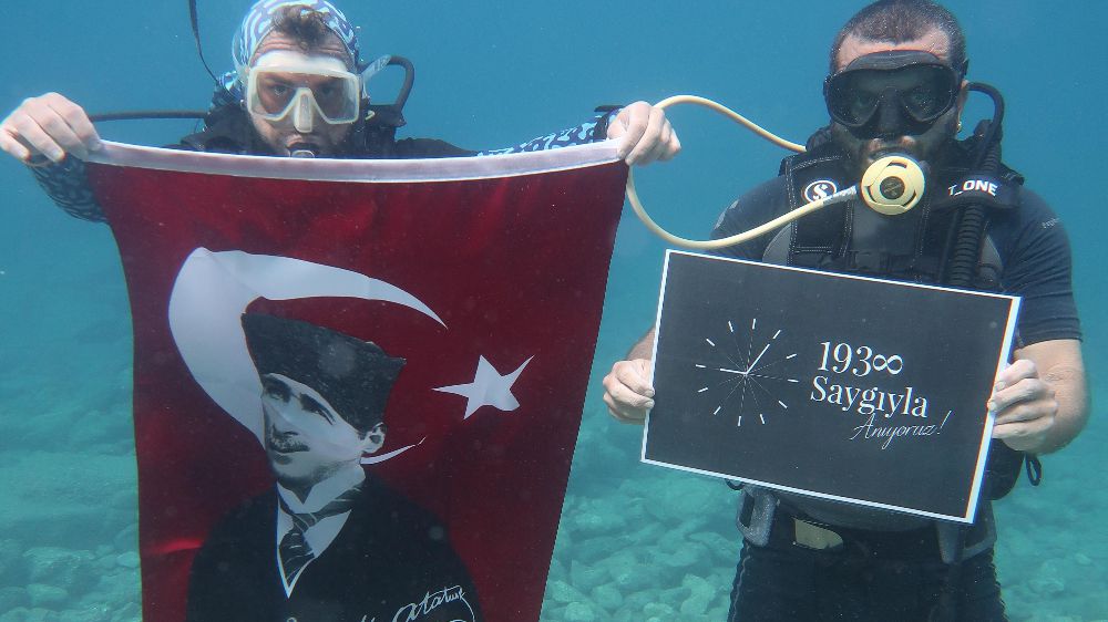 Dalgıçlardan Atatürk'ü denizin derinliklerinde andılar 