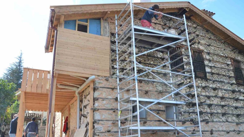 Dedesinin dedesinden kalma evi restore ediyor