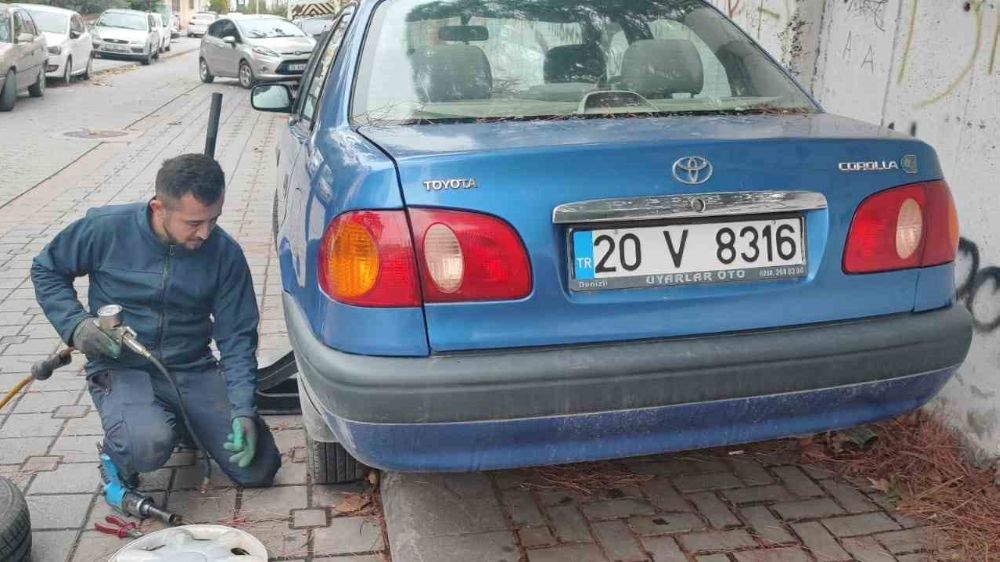 Denizli'de iki sokakta park halindeki araçların lastikleri kesildi