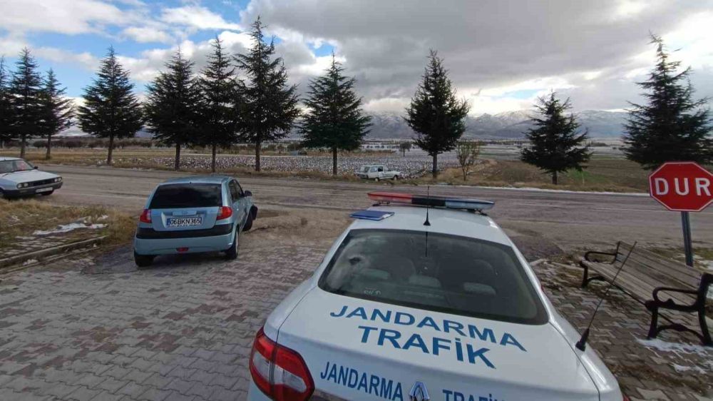 Dinar ilçesinde kaza; sürücüler yaralandı 