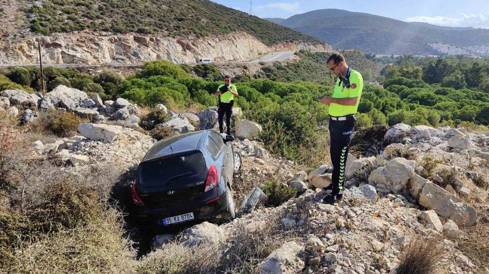 Direksiyon hakimiyetini kaybeden otomobili kayalıklar kurtardı 