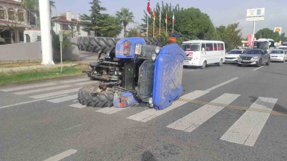direksiyon hakimiyetini kaybeden traktör devrildi 