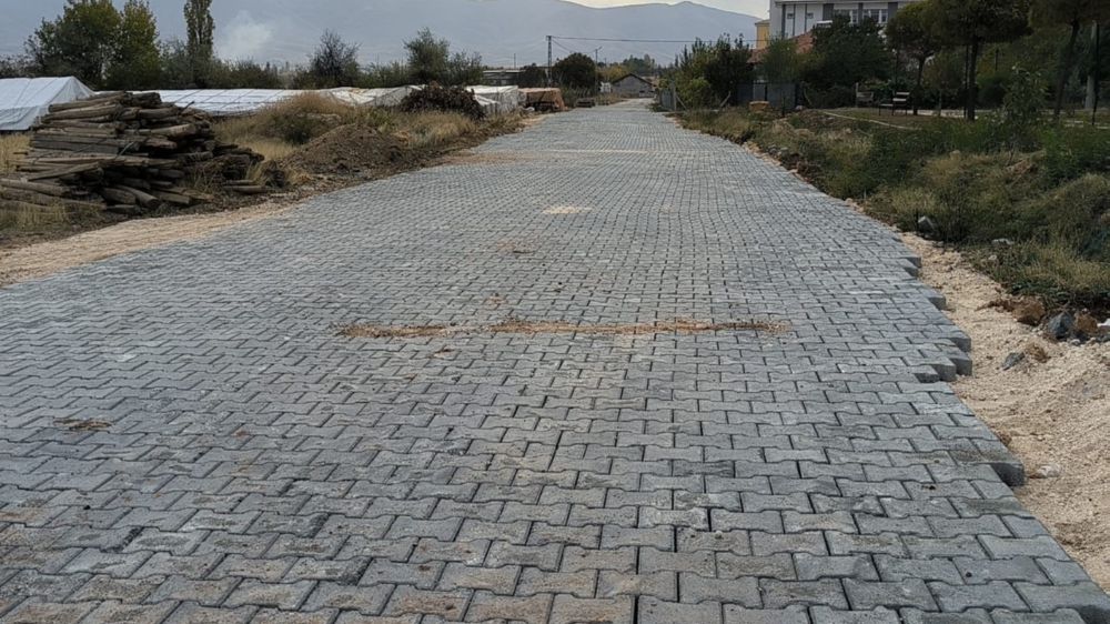 Doğanşehir Belediyesi kilitli parke taşı çalışmalarına hız kesmeden devam ediyor