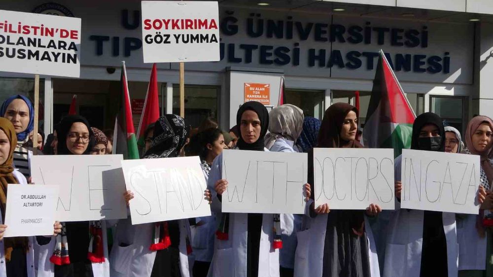 Doktorlar ve tıp öğrencileri Gazze’deki hastane katliamına sessiz kalmadılar