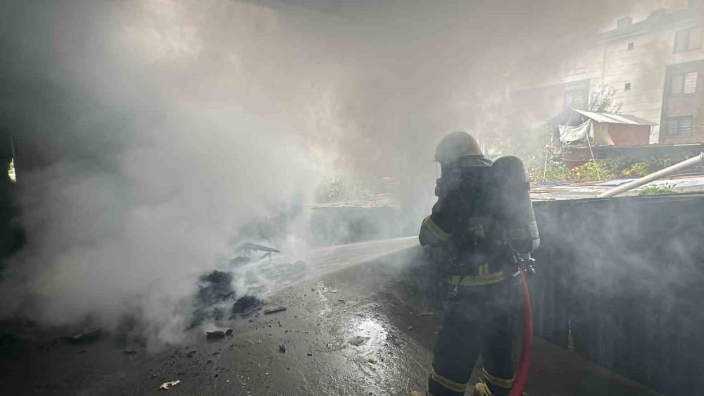 Düzce'de metruk binada çıkan yangın korkuya sebep oldu 