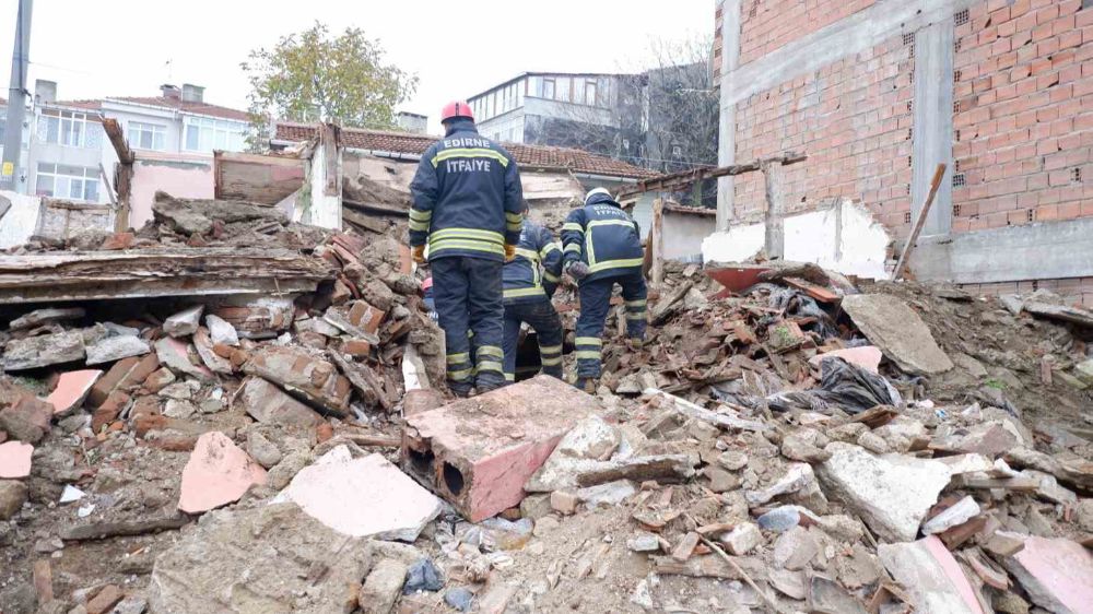 Edirne'de 2 kişi çöken binanın altında kaldı 