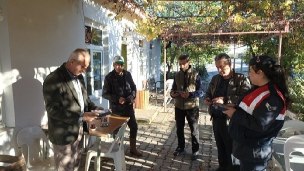 Edirne'de vatandaşları Jandarma ekipleri KADES hakkında bilgilendirdi