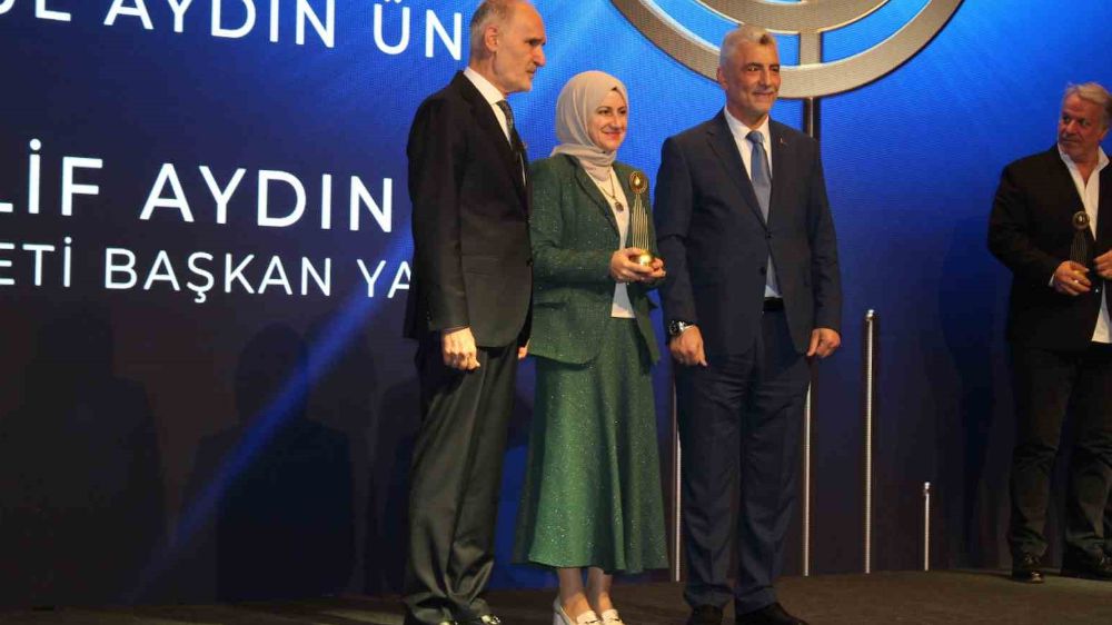 Eğitimde yılın ihracat şampiyonu açıklandı:  İAÜ başarıyı elde etti