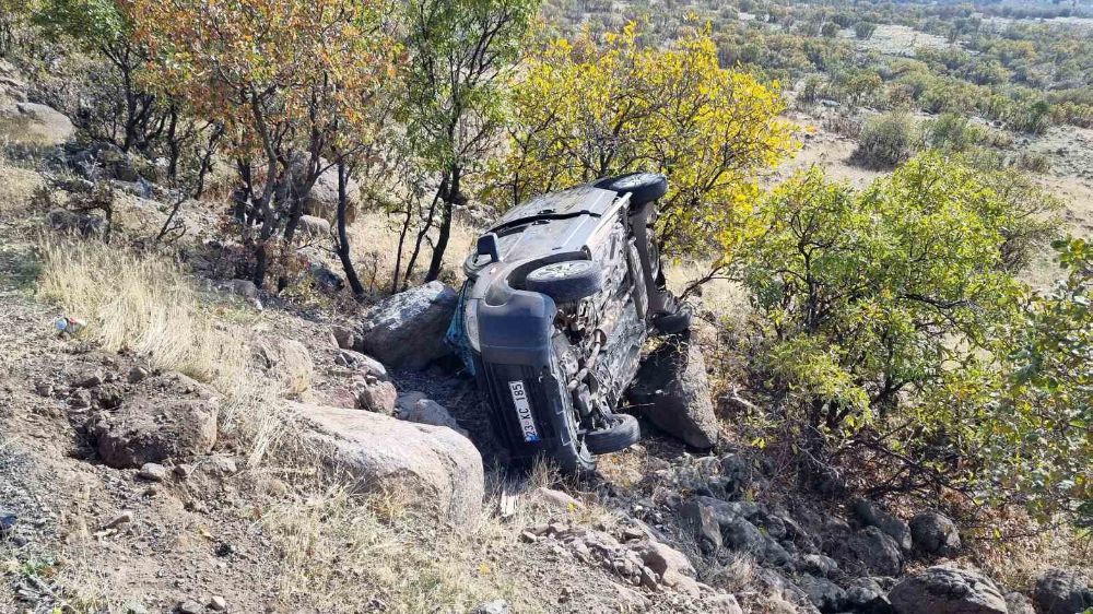 Elazığ’da hafif ticari aracın şarampole yuvarlanması sonucu 3 kişi yaralandı