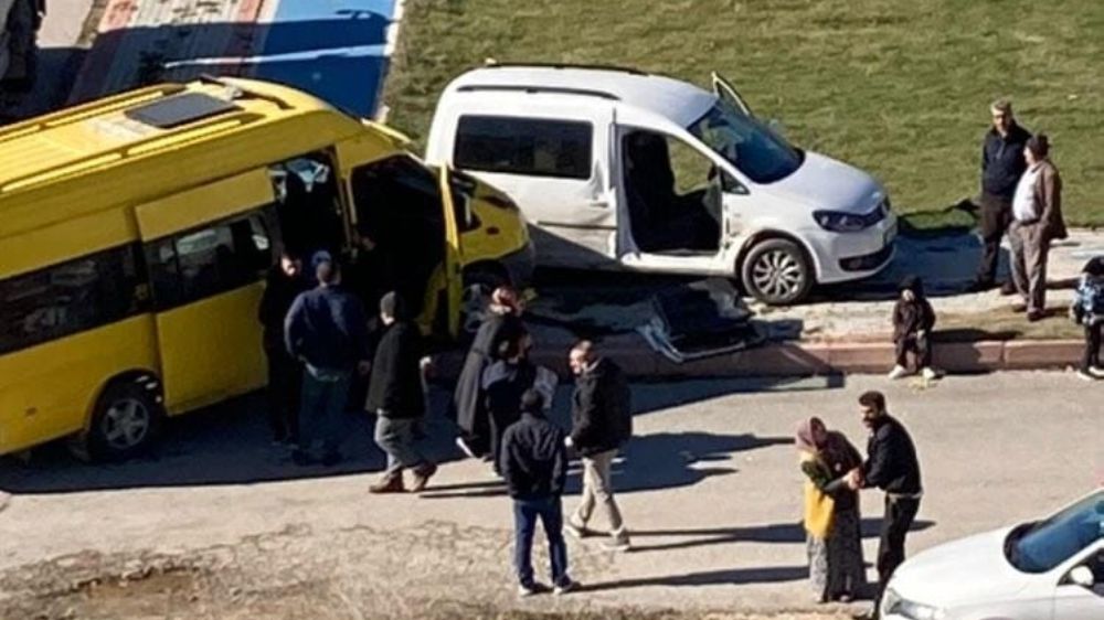 Elazığ'da Öğrenci servisi hafif ticari araç ile çarpıştı: 2 yaralı