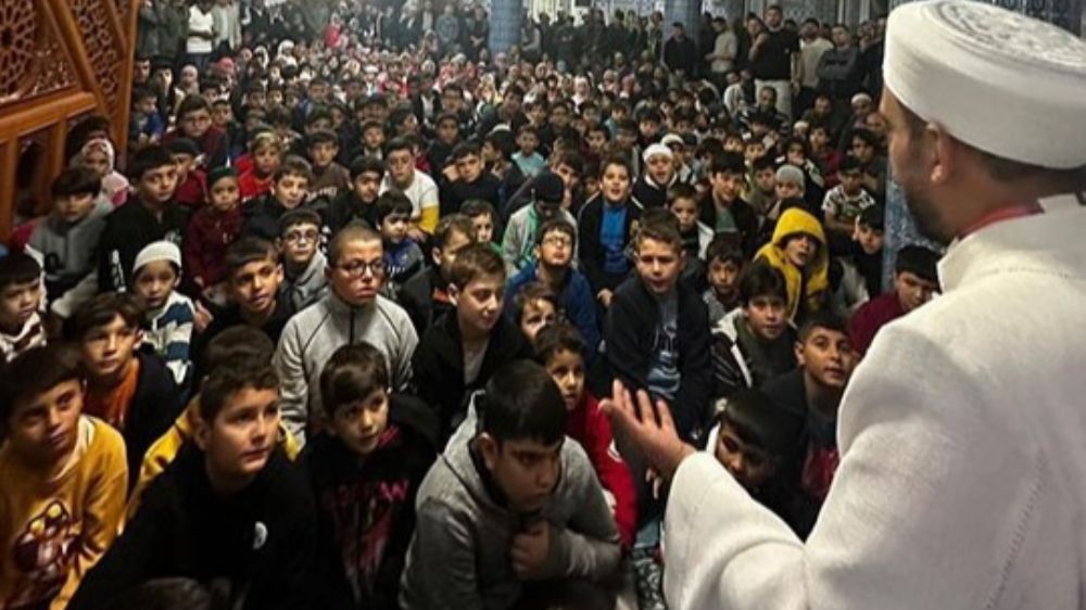 Eller semaya Gazzeli ve doğu Türkistanlı çocuklar için açıldı.