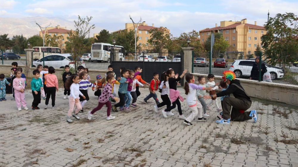 Erzincan'da anaokulu öğrencilerine palyaço sürprizi