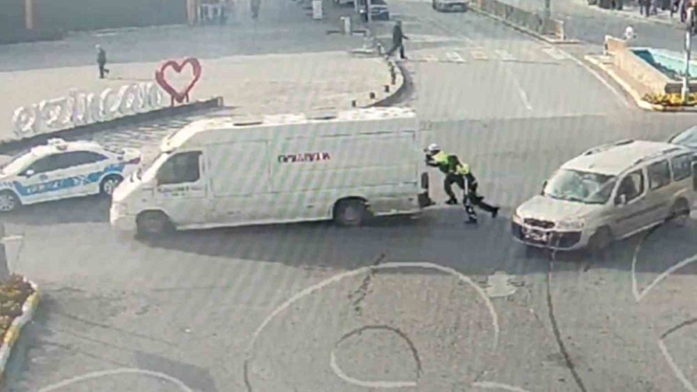 Erzincan’da arızalanan araca trafik polislerinden yardım