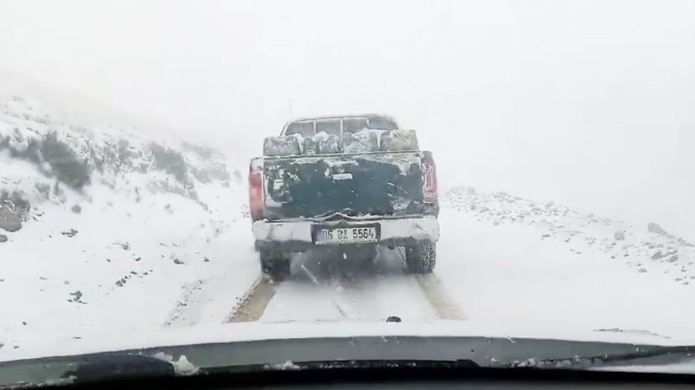 Erzurum - Tekman karayolunda kar yağışı etkisini gösteriyor