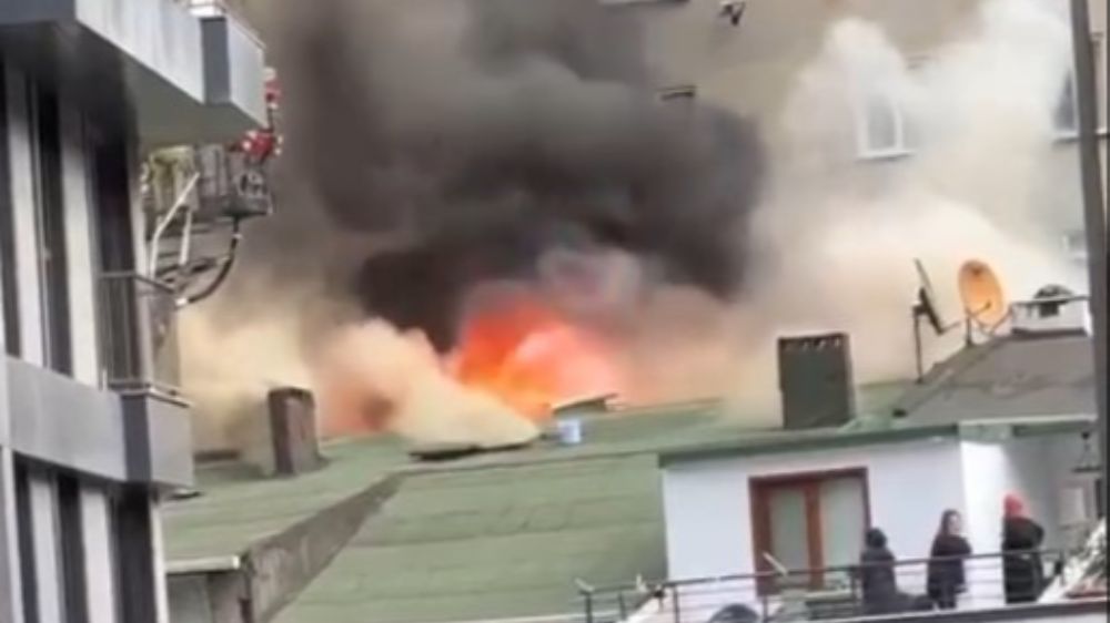 Evin çatısında çıkan yangına vatandaş müdahale etti