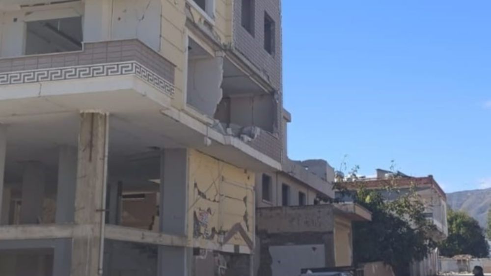 Gaziantep’te ağır hasarlı evin duvarı çöktü