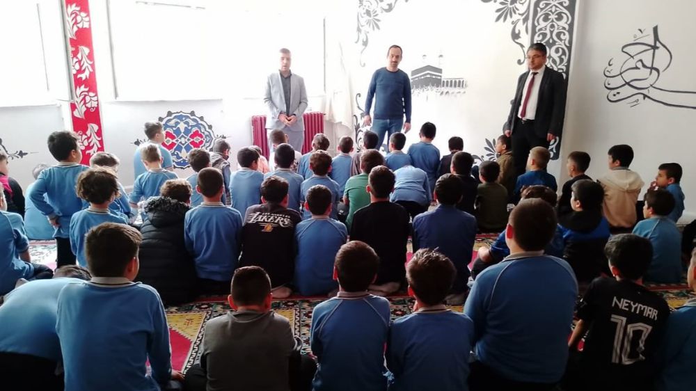 Gediz’de öğrenciler Filistin’de şehit olan Müslümanla için gıyabi cenaze namazı kıldı