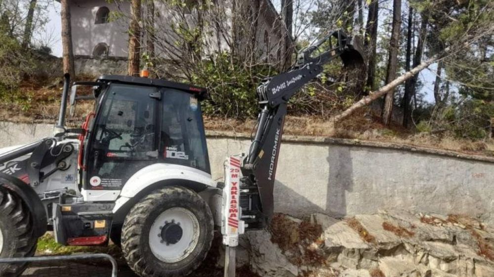Gölhisar'da olumsuz hava şartları ağaçlara zarar verdi