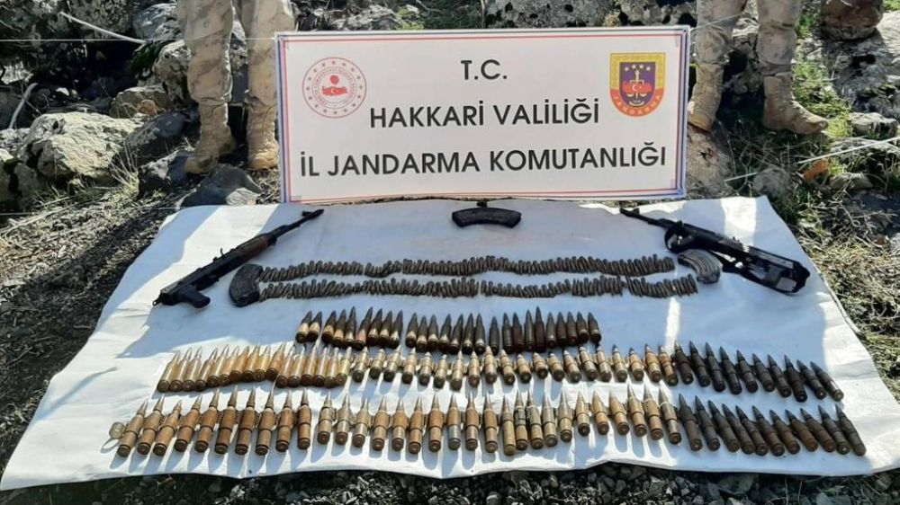 Hakkari'de operasyon silah ve mühimmat ele geçirildi