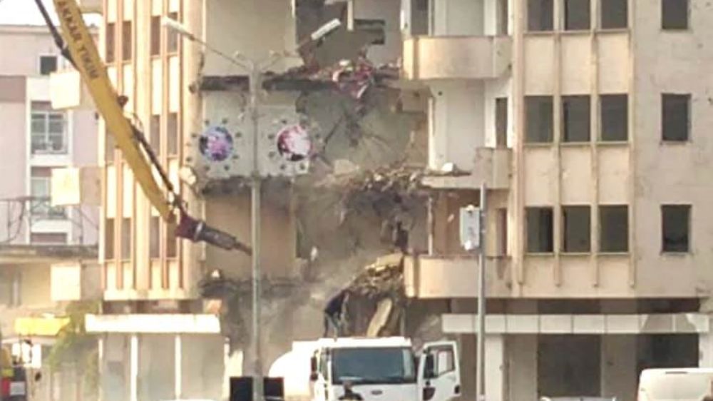 Hatay'da ağır hasarlı binalar yıkılmaya devam ediyor