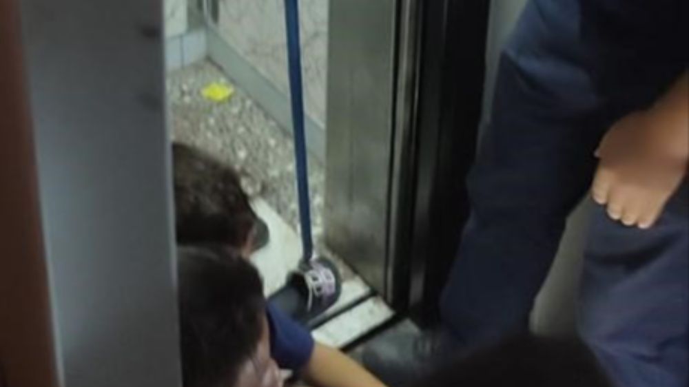 Hatay'da ayağı asansöre sıkışan çocuğu itfaiye kurtardı