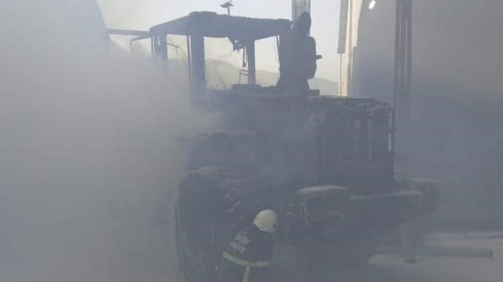 Hatay’da bir fabrikada iş makinesi alev alev yandı 