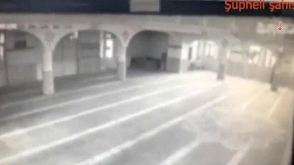 Hırsızlık yapmak için camiye girdi, kameralara yakalandı