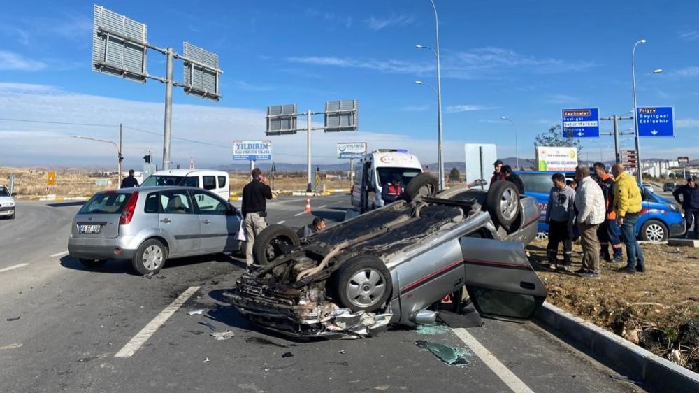 İki otomobilin çarpıştığı kaza da 5 kişi yaralandı 