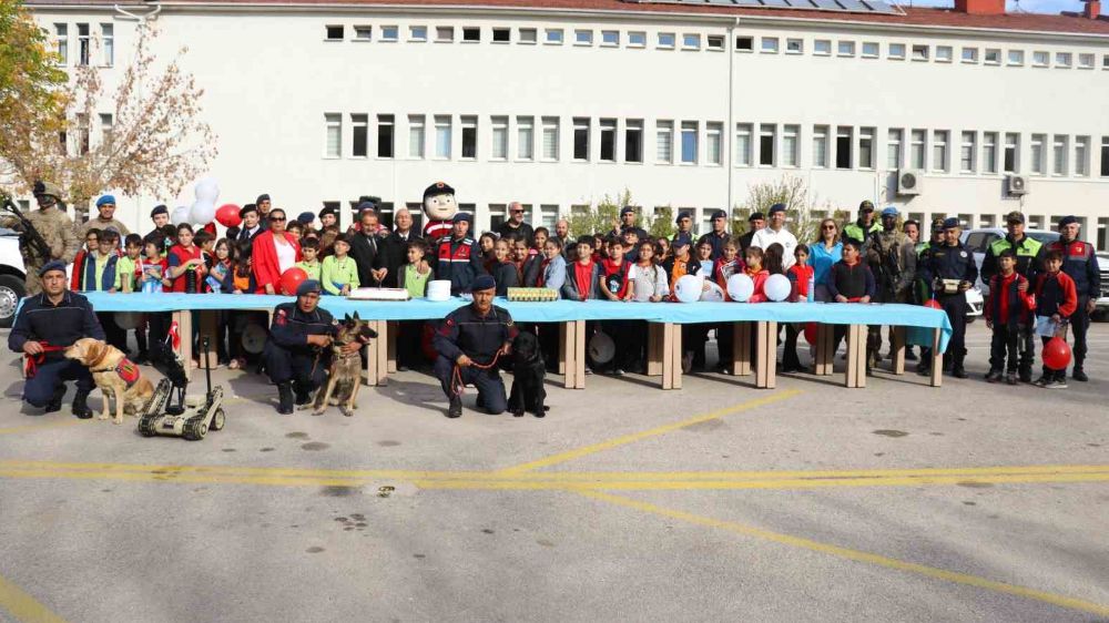 İlk ve ortaokul öğrencileri İl Jandarma Komutanlığı’nda Cumhuriyet Bayramı için toplandı