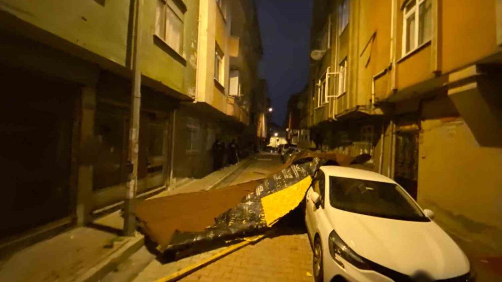 İstanbul’da fırtına korku dolu anlar yaşatmaya devam ediyor 