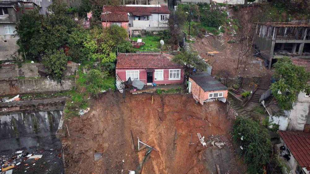 İstanbul’da fırtına nedeniyle toprak kaydı: 6 kişilik aile ölümün kıyısından döndü