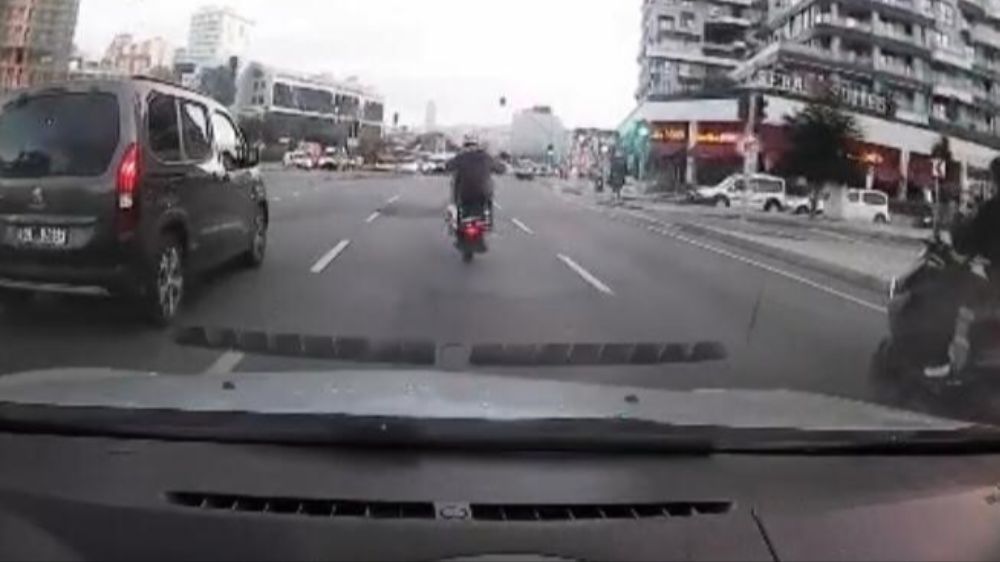 İstanbul’da motosiklet sürücüsü trafiği tehlikeye soktu