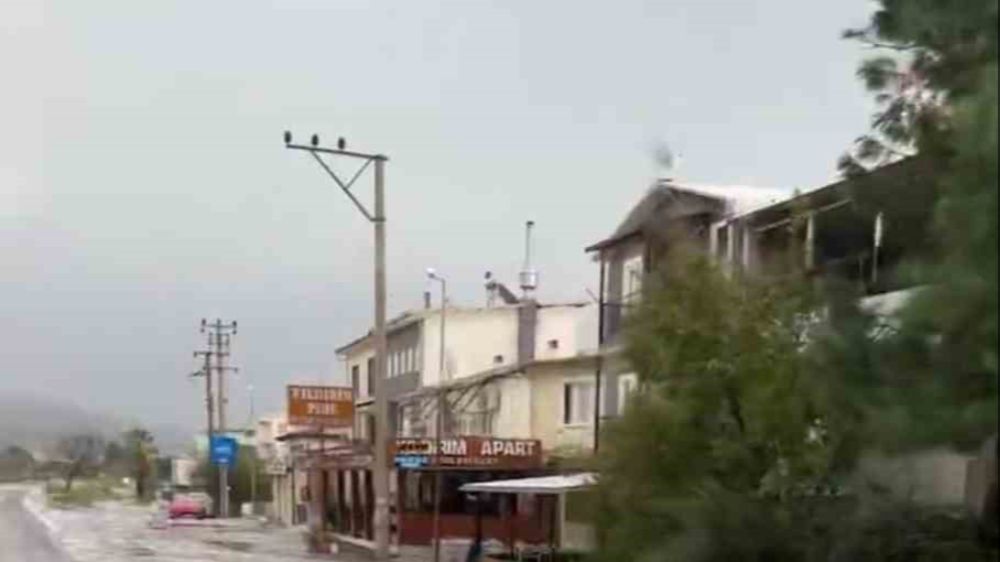 İzmir’de fırtınadan dolayı evin çatısı uçtu 