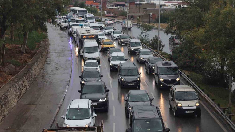 İzmir’i sağanak vurdu: sel sonucu zor anlar yaşandı