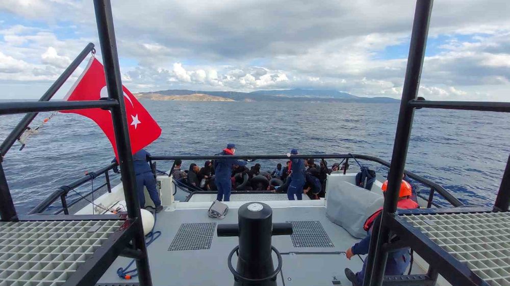 İzmir Karaburun açıklarında düzensiz göçmenler kurtarıldı