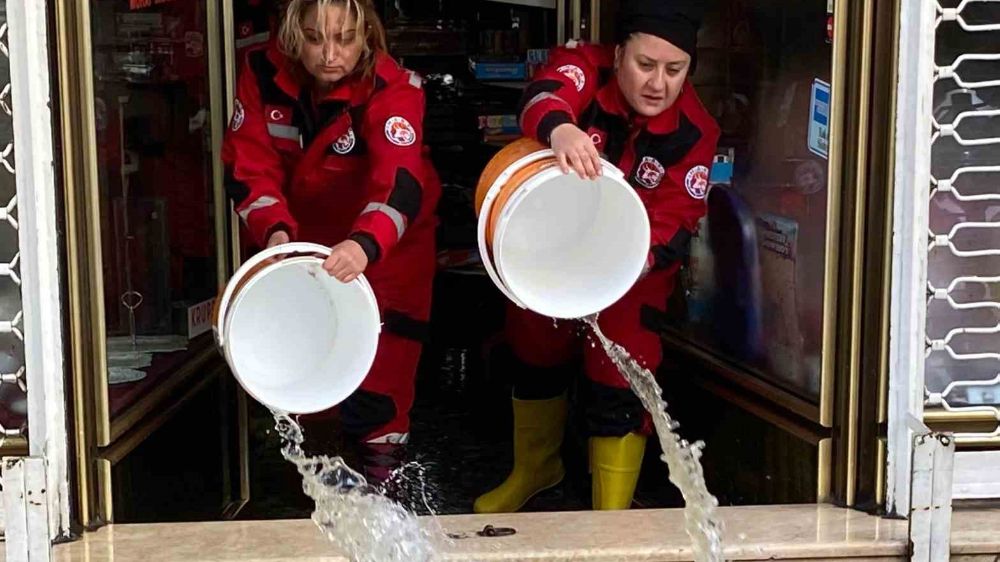 İzmirli esnaf normale dönmek için çabalıyor