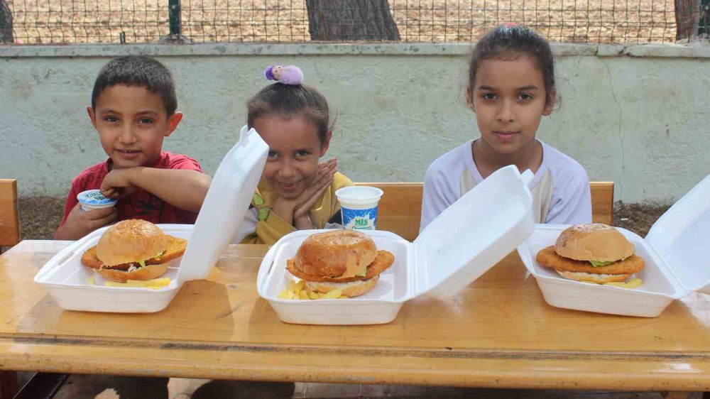 Jandarmadan depremzede çocukları sevindirecek ikram