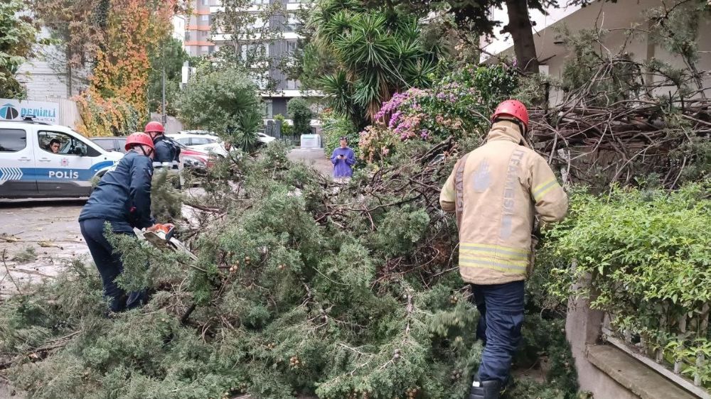 Kadıköy’de fırtına etkisini gösteriyor 