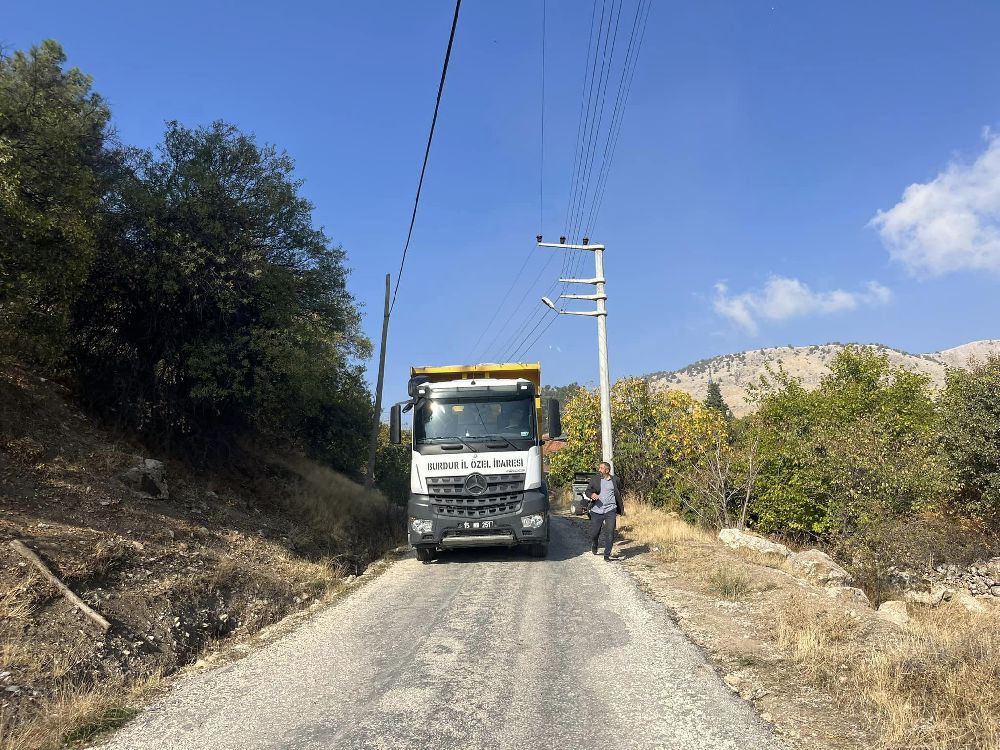 Kağılcık Köyü'nün yolu sıcak asfaltla kaplandı