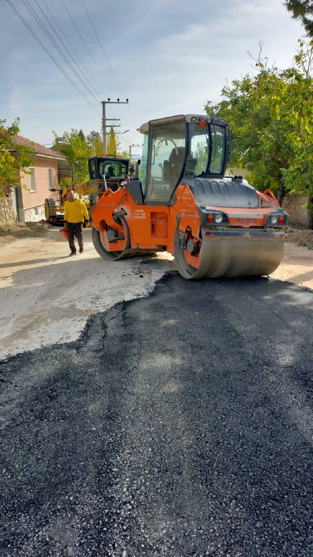 Kağılcık Köyü'nün yolu sıcak asfaltla kaplandı