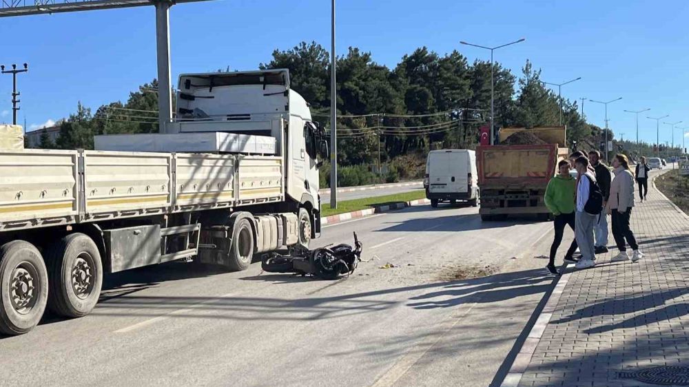 Kamyona arkadan çarpan sürücü ağır yaralandı 