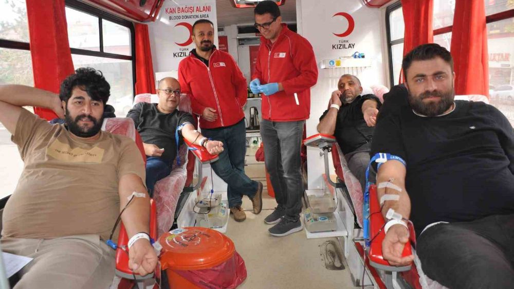 Kan stokları azalan Kızılay'a kan bağışında bulundular