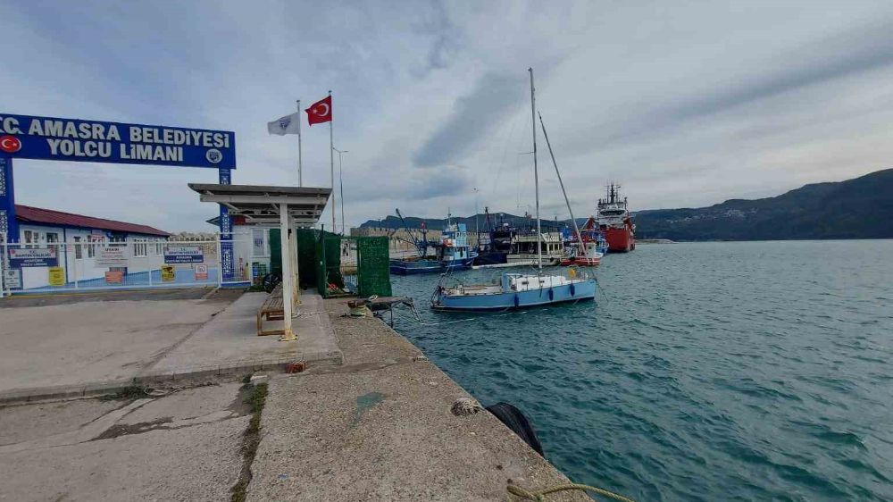 Karadeniz’de petrol aramada görevli tekneler  fırtınaya karşı Amasra Limanı’na sığındı