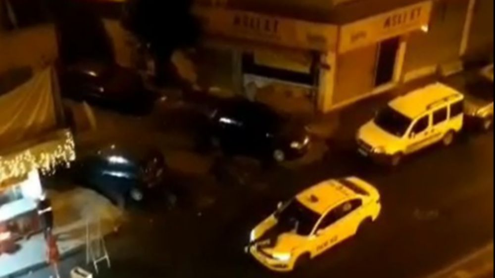 Kendini polis sandı, aracın üstüne atladı