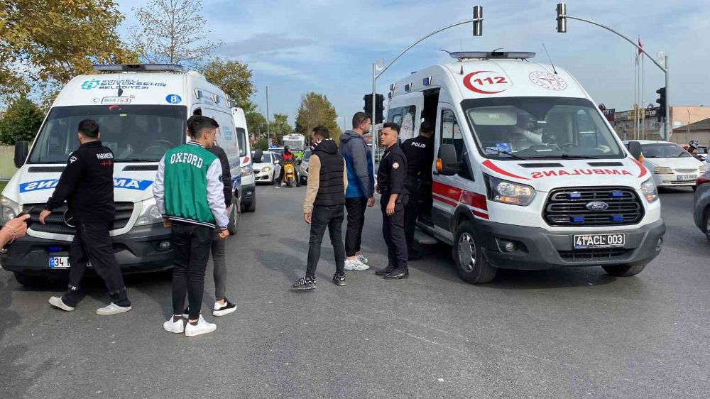 Kocaeli'de halk otobüsü yaya çarptı:1'i ağır 2 yaralı