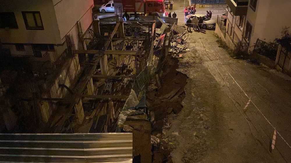 Kocaeli’de İzmit'te  aynı mahallede ikinci kez istinat duvarı ve yol çöktü