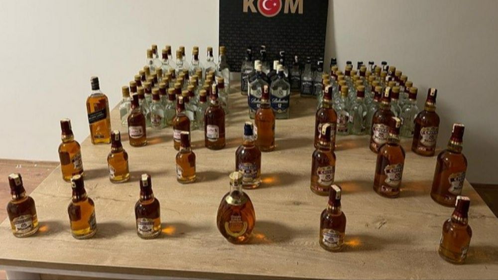 KOM' un kaçakçılık operasyonunda kaçak içki şişeleri bulundu