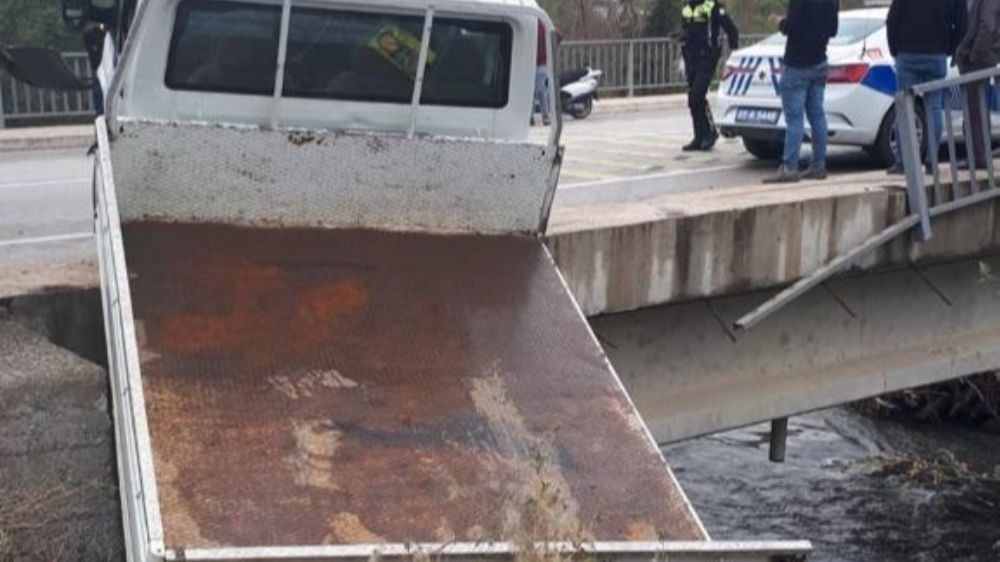 Köprüye asılı kalan kamyonet  nehre uçmaktan ucuz kurtuldu 